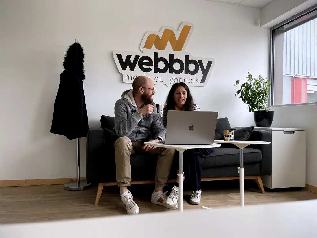 Jérôme et Déborah, l'équipe WEBBBY, dans les locaux de l'agence à Saint-Symphorien-sur-Coise
